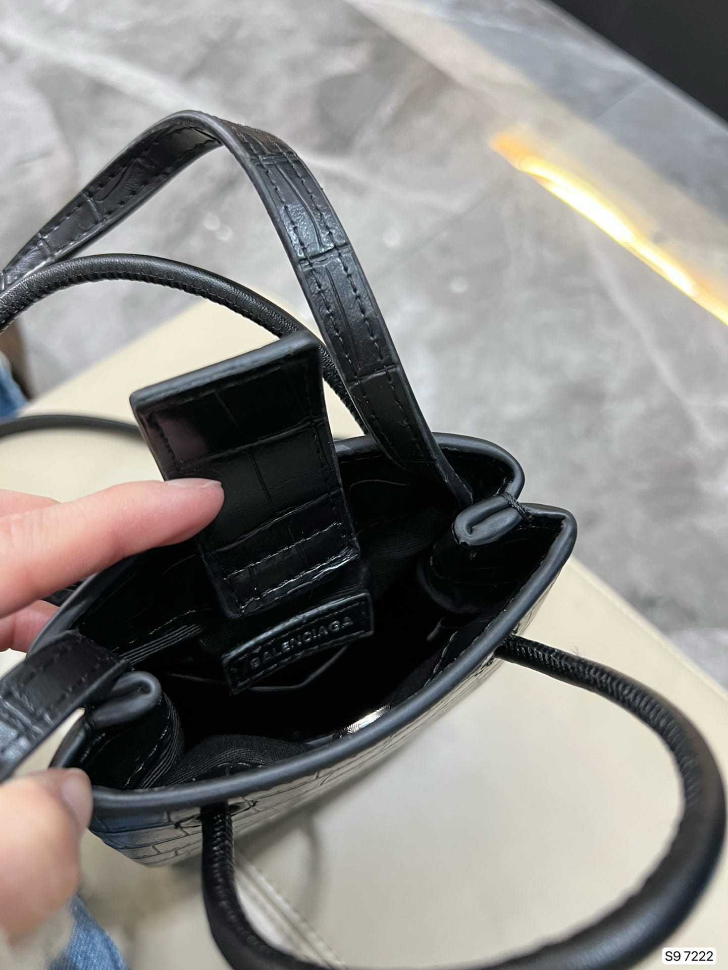 BALENCIAGA SHOPPING PHONE HOLDER CROCODILE EMBOSSED IN BLACK 18CM 5938261U61N1090