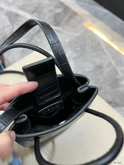 BALENCIAGA SHOPPING PHONE HOLDER CROCODILE EMBOSSED IN BLACK 18CM 5938261U61N1090