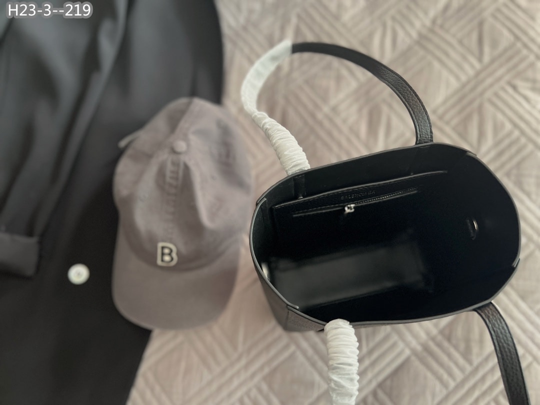 BALENCIAGA EVERYDAY XXS TOTE BAG IN BLACK 23CM 551815D6W2N1000