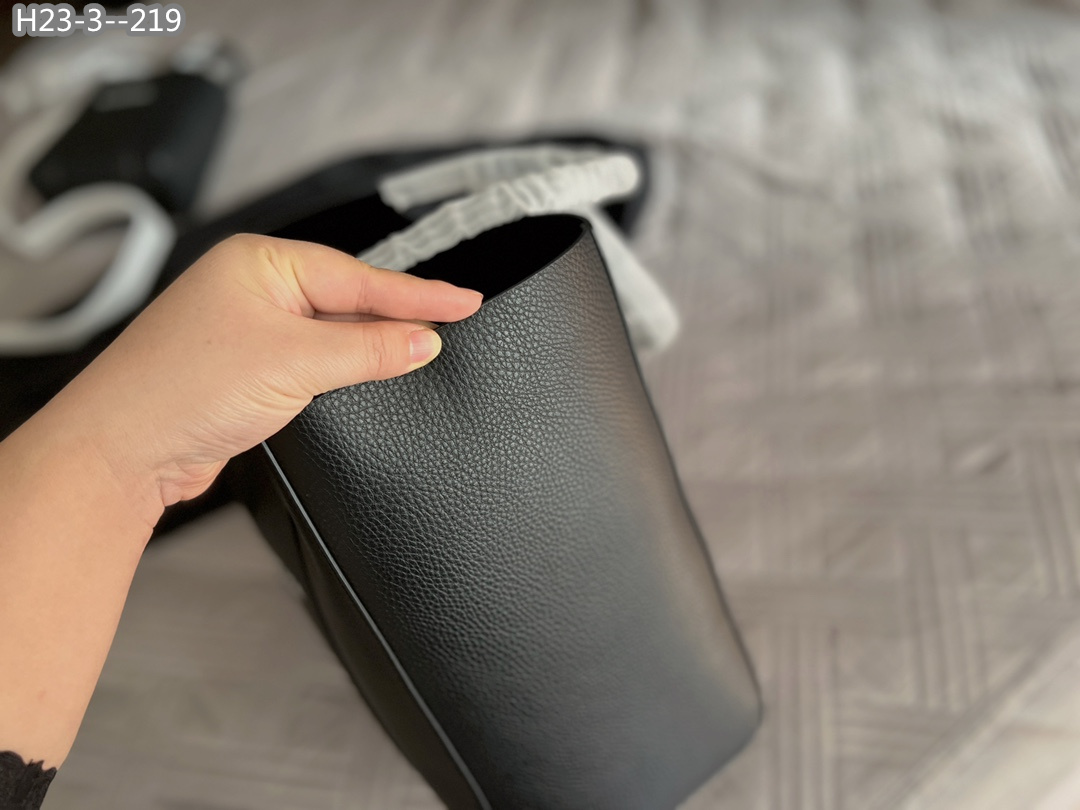 BALENCIAGA EVERYDAY TOTE BAG IN BLACK 36CM