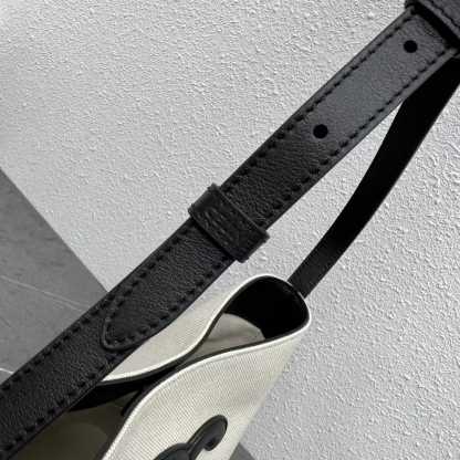 CE TRIOMPHE BUCKET BAG WHITE 22CM