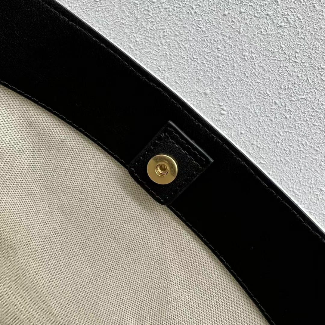 CE TRIOMPHE BUCKET BAG WHITE 22CM