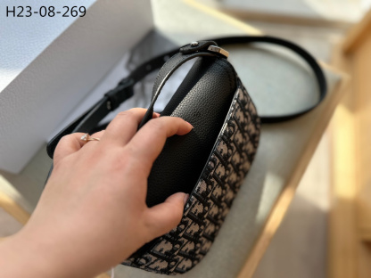 DOR SADDLE POUCH WITH STRAP BLACK 19CM 2ADCA435YKS H27E