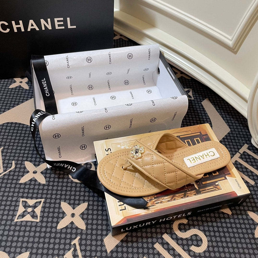 CHL BEIGE QUILTED FLIP FLOP SANDALS