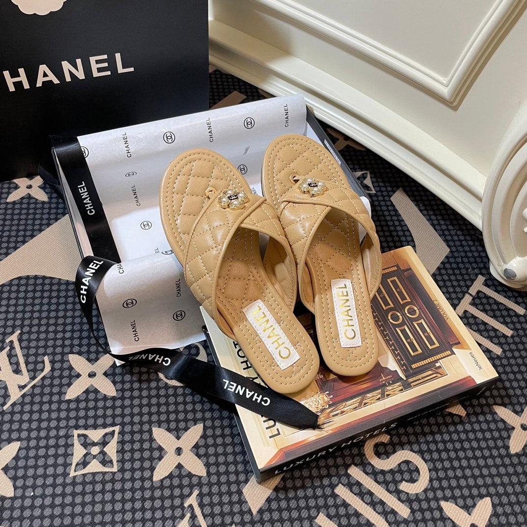 CHL BEIGE QUILTED FLIP FLOP SANDALS