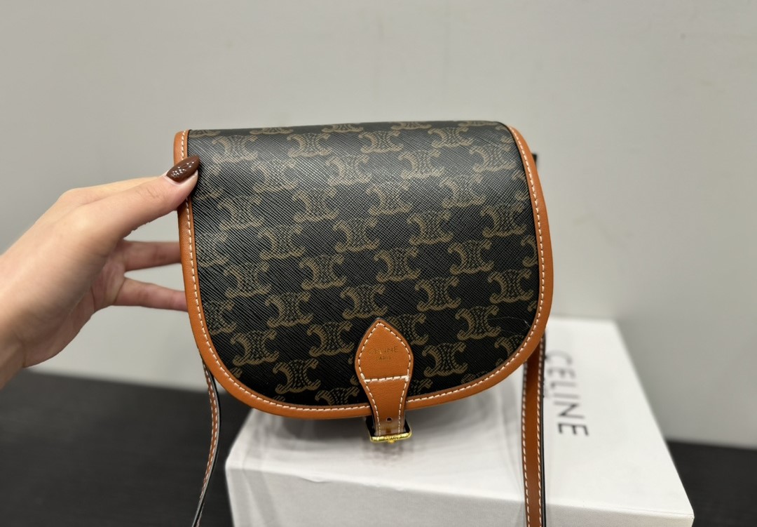 CE MEDIUM FOLCO BAG IN TRIOMPHE CANVAS AND CALFSKIN TAN 19CM 191502BZJ 04LU