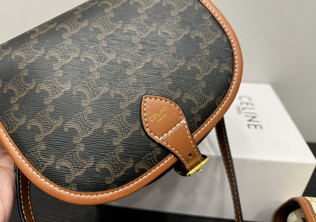 CE MEDIUM FOLCO BAG IN TRIOMPHE CANVAS AND CALFSKIN TAN 19CM 191502BZJ 04LU