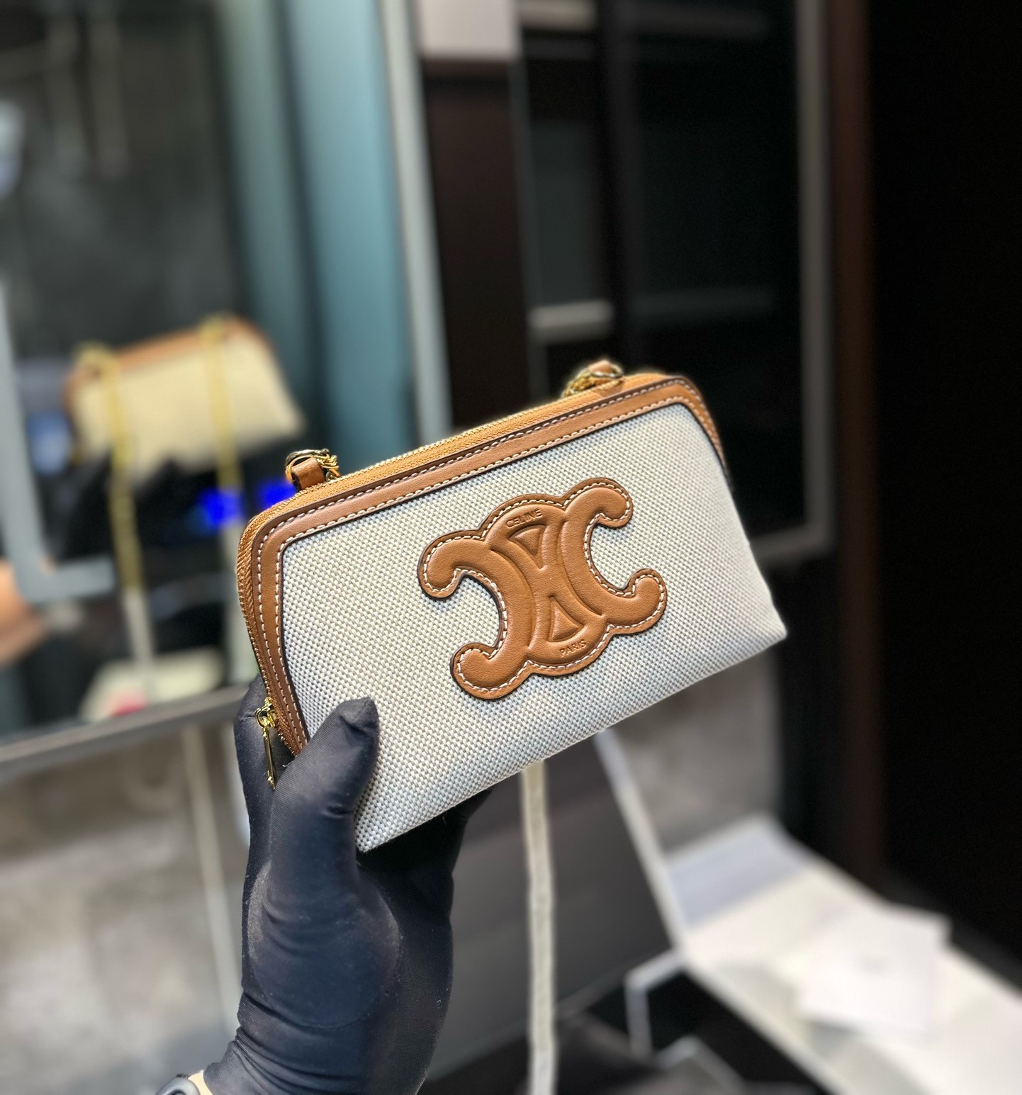 CE CLUTCH ON CHAIN CUIR TRIOMPHE IN TEXTILE AND CALFSKIN NATURAL TAN 17CM