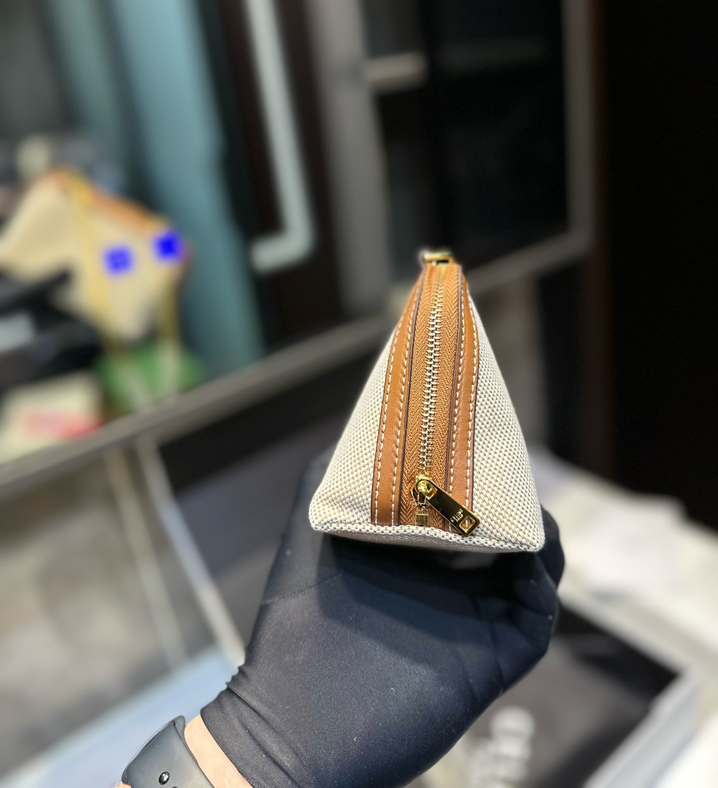 CE CLUTCH ON CHAIN CUIR TRIOMPHE IN TEXTILE AND CALFSKIN NATURAL TAN 17CM