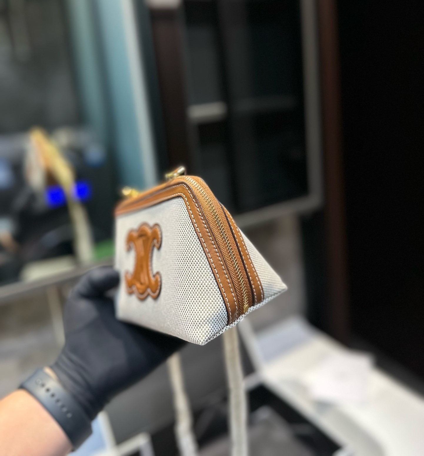 CE CLUTCH ON CHAIN CUIR TRIOMPHE IN TEXTILE AND CALFSKIN NATURAL TAN 17CM