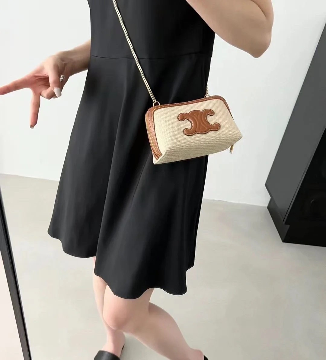 CE CLUTCH ON CHAIN CUIR TRIOMPHE IN TEXTILE AND CALFSKIN NATURAL TAN 17CM