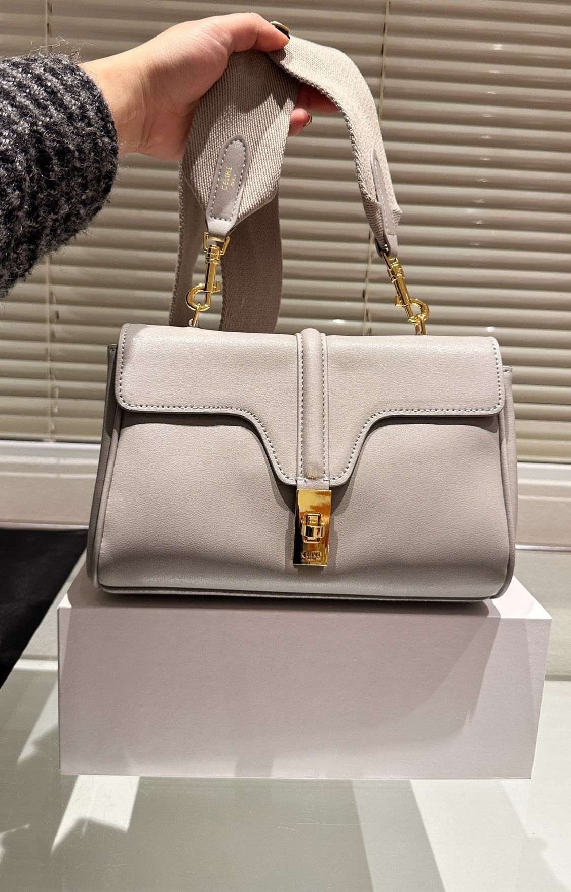 CE TEEN SOFT 16 IN SMOOTH CALFSKIN TRENCH 24CM 196853CR4 02TR