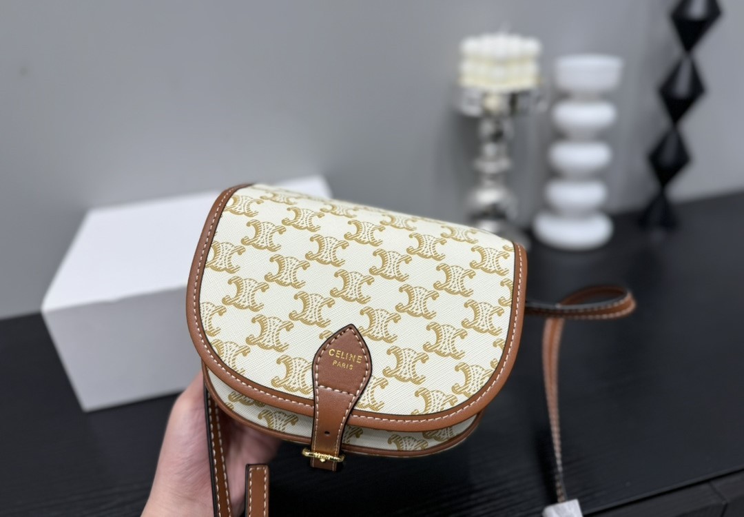 CE MEDIUM FOLCO BAG IN TRIOMPHE CANVAS AND CALFSKIN WHITE 19CM 191502BZJ 01BC