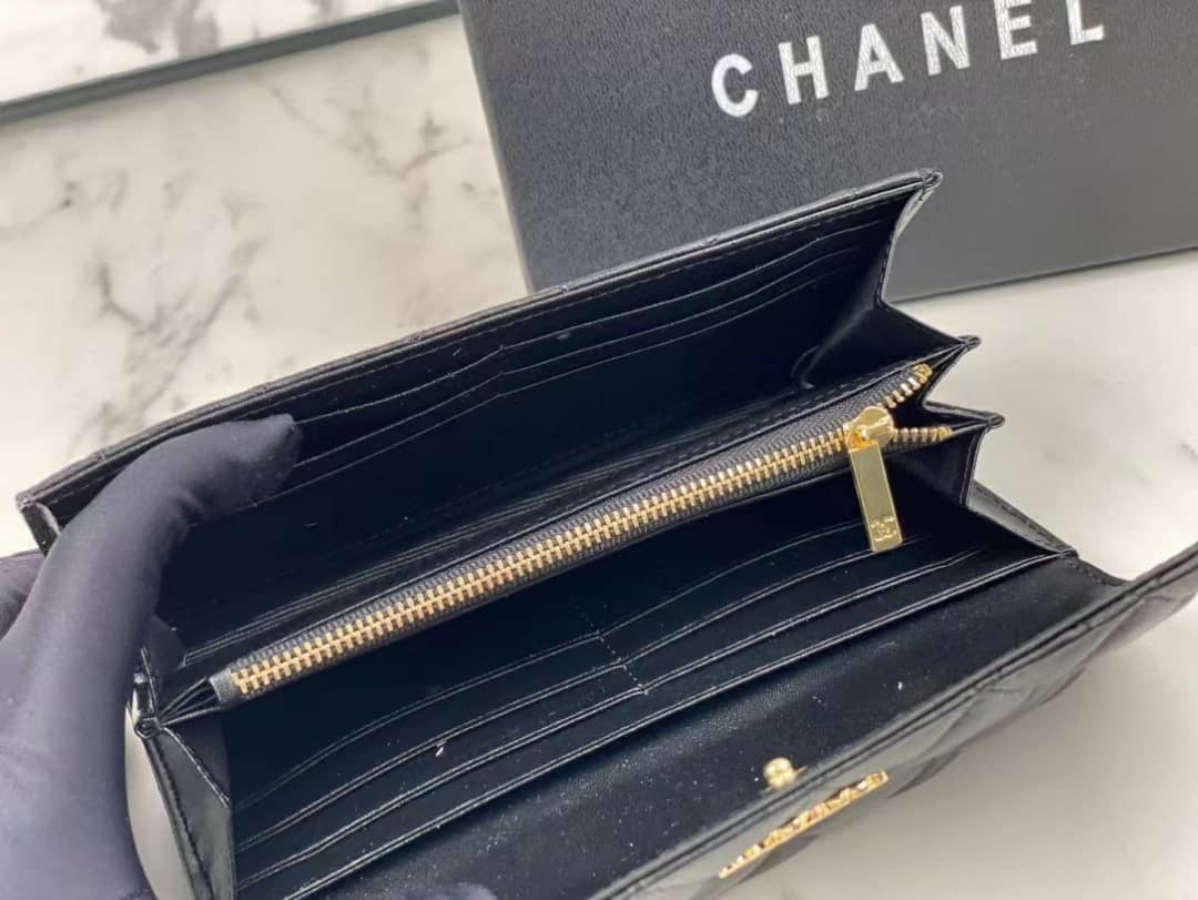 CHL 19 QUILTED BLACK LEATHER WALLET
