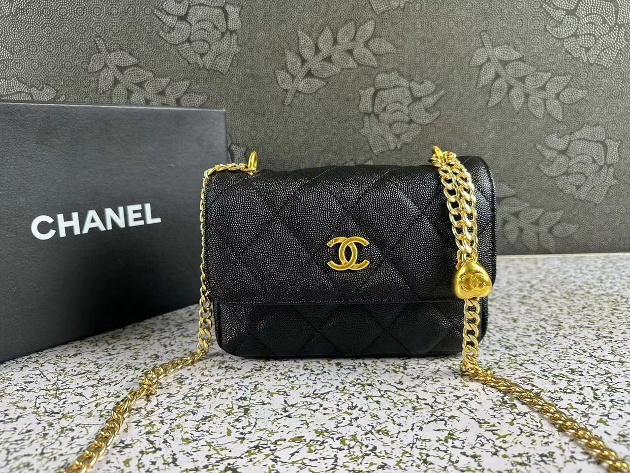 CC PEARL CRUSH WALLET ON CHAIN WOC BLACK 18CM