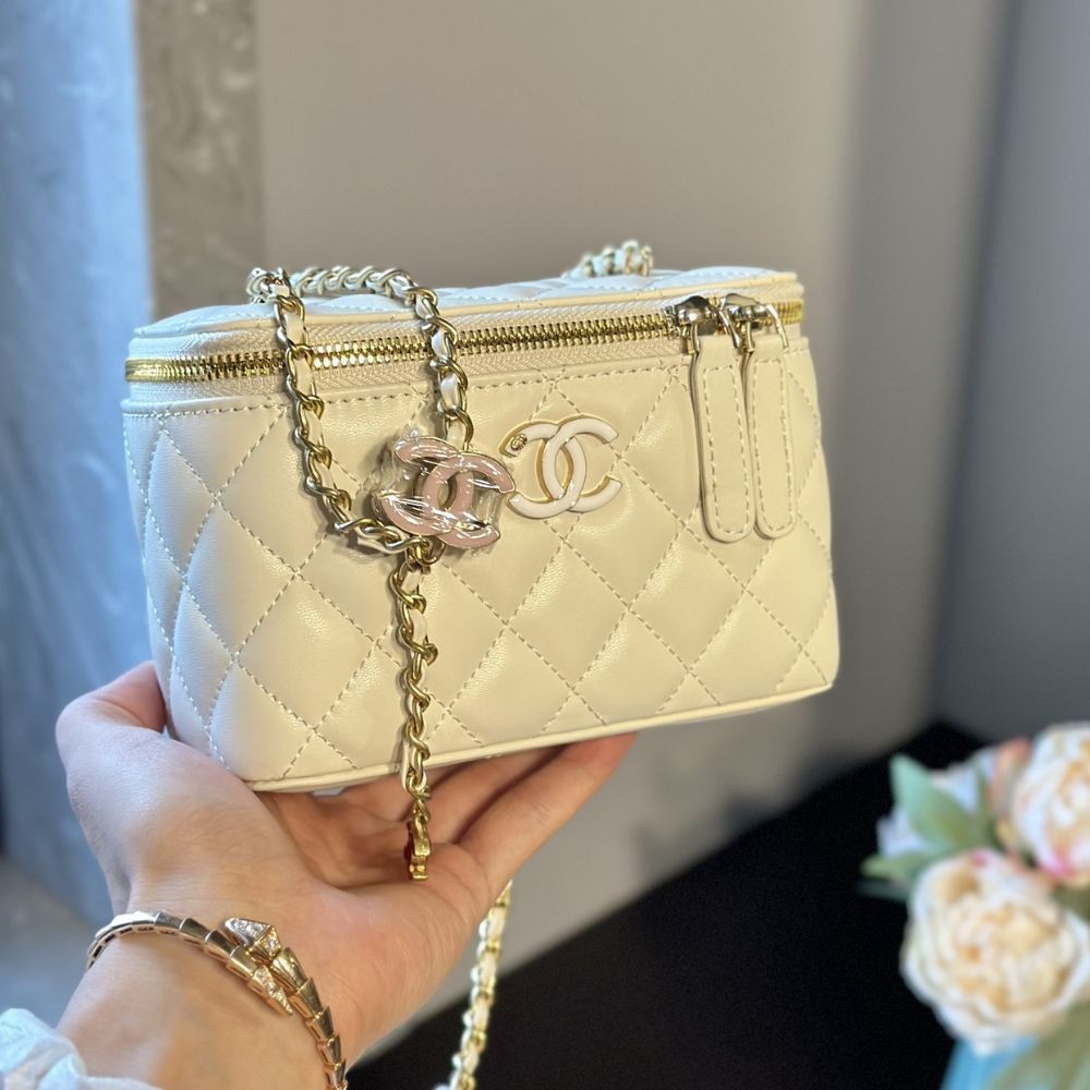 CC CLUTCH WITH CHAIN LAMBSKIN WHITE 16CM
