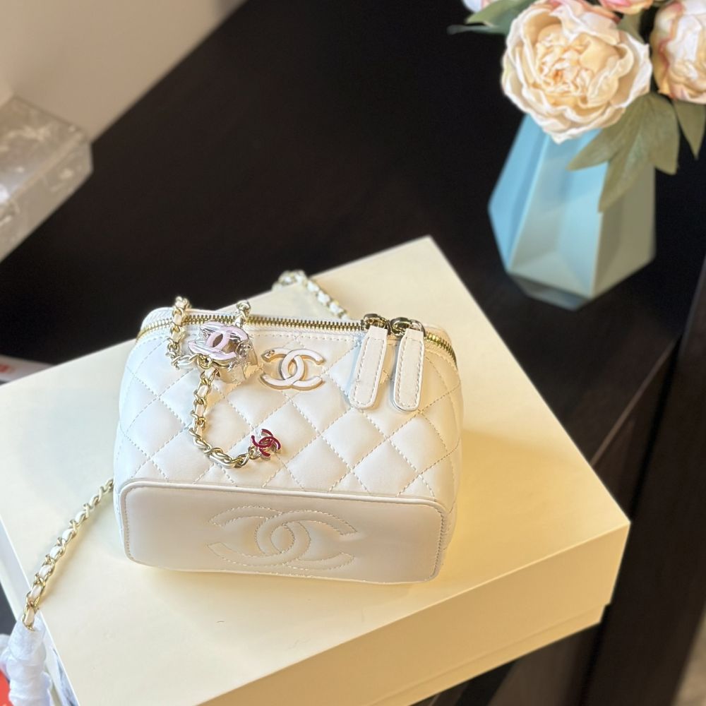 CC CLUTCH WITH CHAIN LAMBSKIN WHITE 16CM