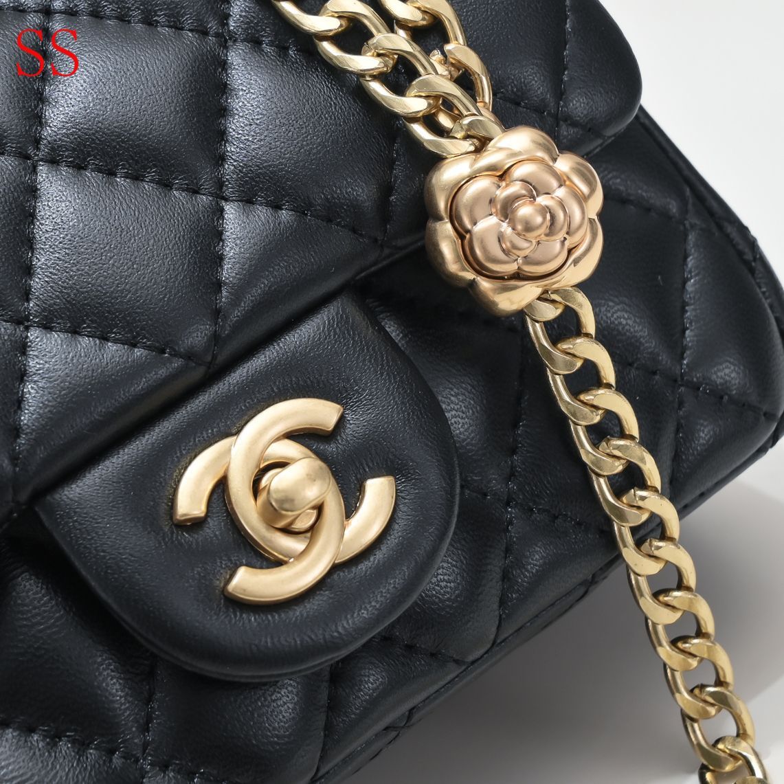 CC MINI FLAP BAG WITH FLOWER CHAIN BLACK 18CM