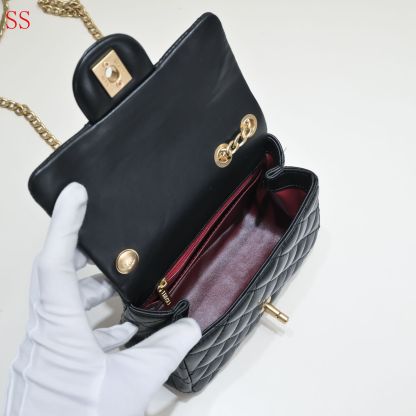 CC MINI FLAP BAG WITH FLOWER CHAIN BLACK 18CM