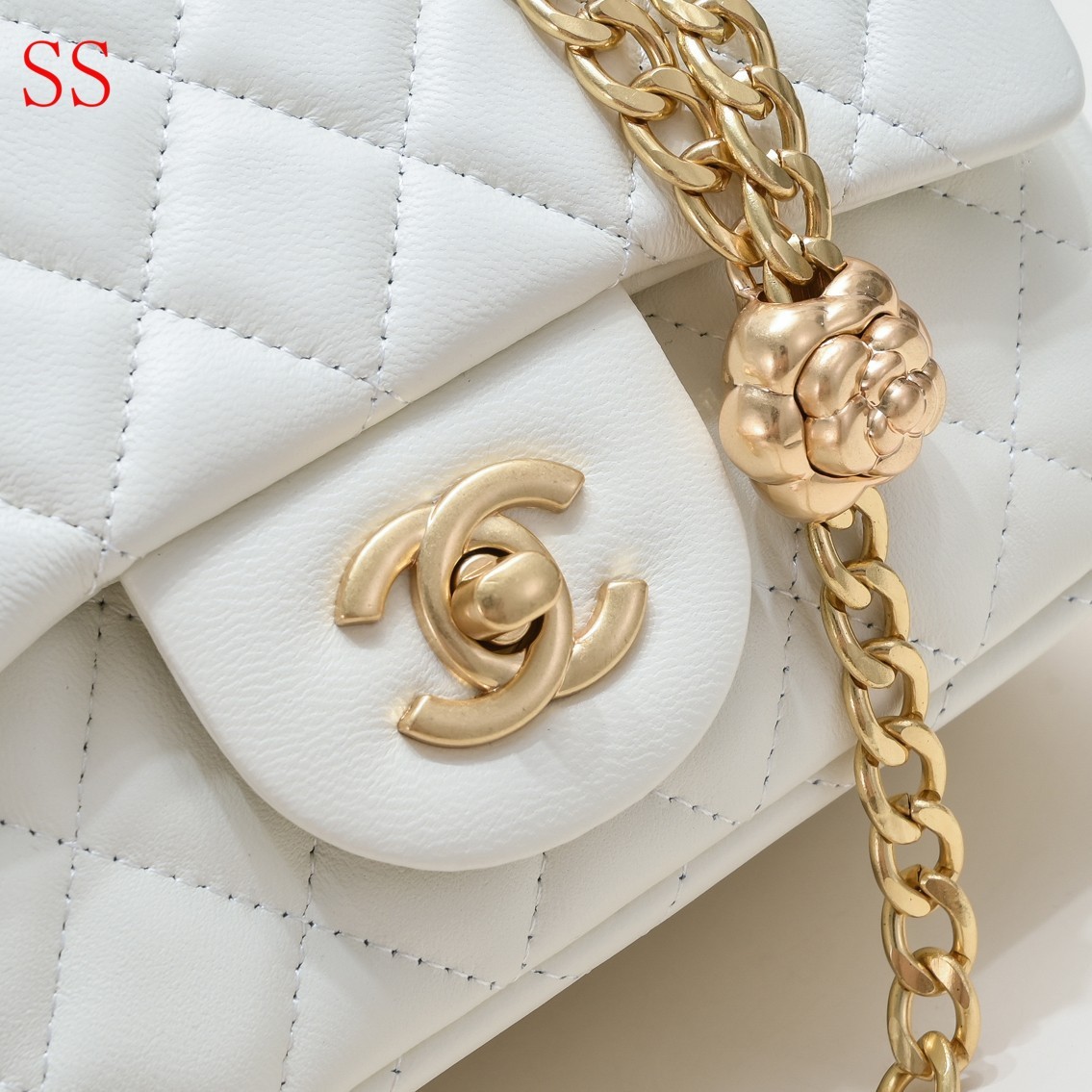 CC MINI FLAP BAG WITH FLOWER CHAIN WHITE 18CM