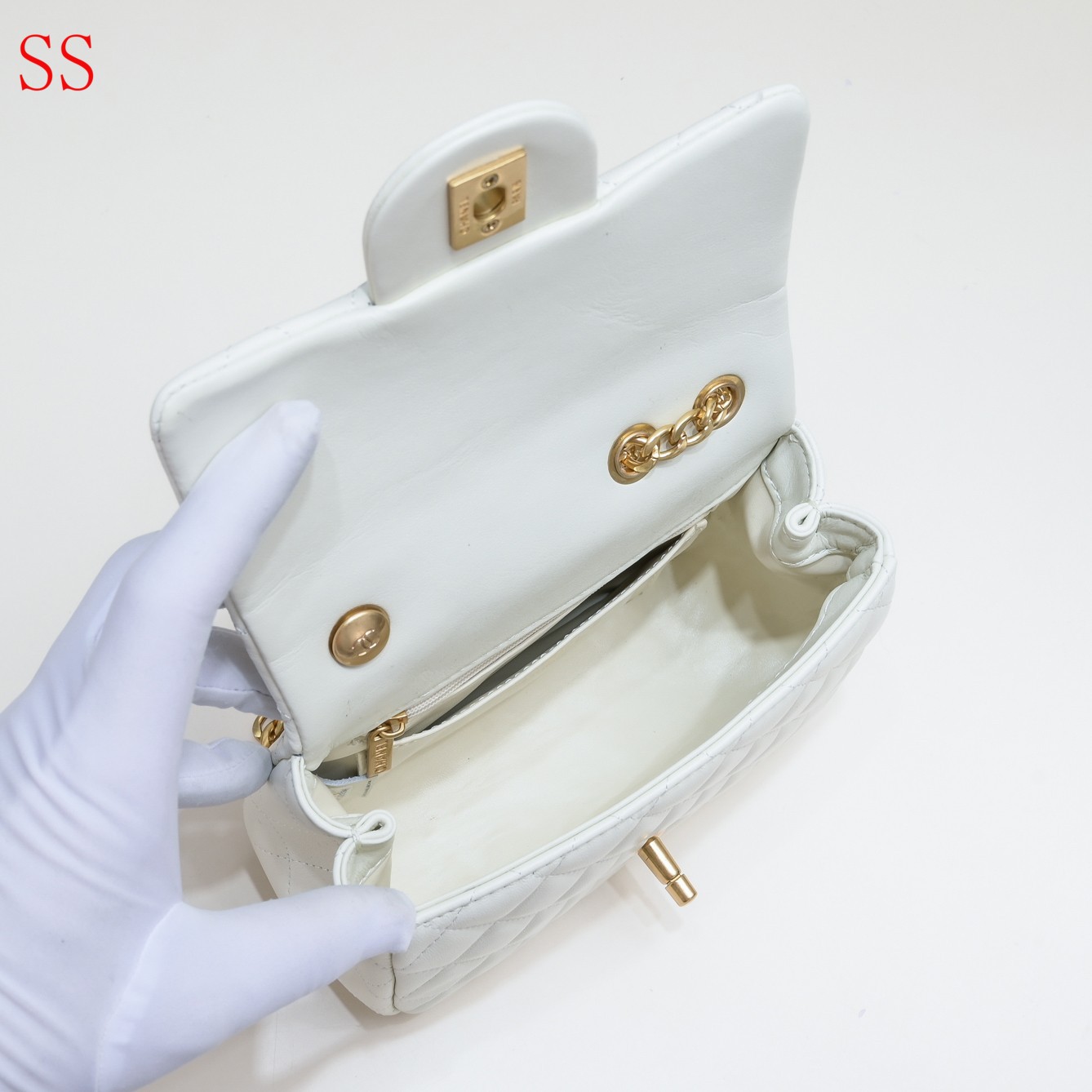 CC MINI FLAP BAG WITH FLOWER CHAIN WHITE 18CM