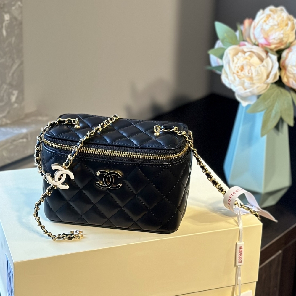 CC CLUTCH WITH CHAIN LAMBSKIN BLACK 16CM AP4046 B17687 94305