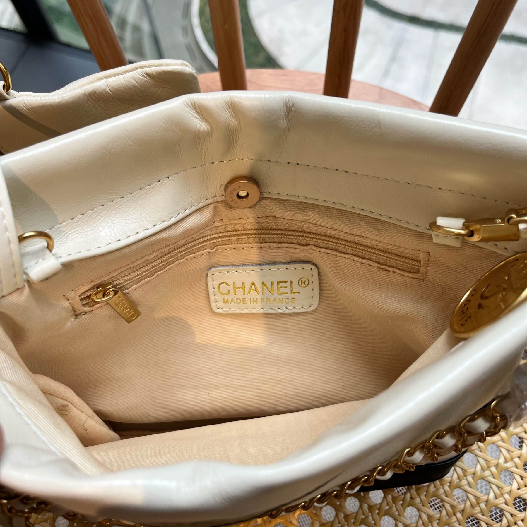 CC 22 SMALL HANDBAG BLACK WHITE GOLD TONE METAL 19CM AS3980 B16652 NY081