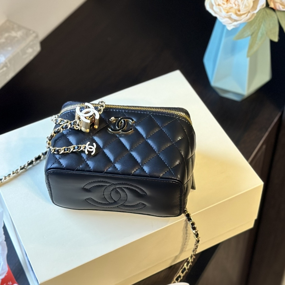 CC CLUTCH WITH CHAIN LAMBSKIN BLACK 16CM AP4046 B17687 94305