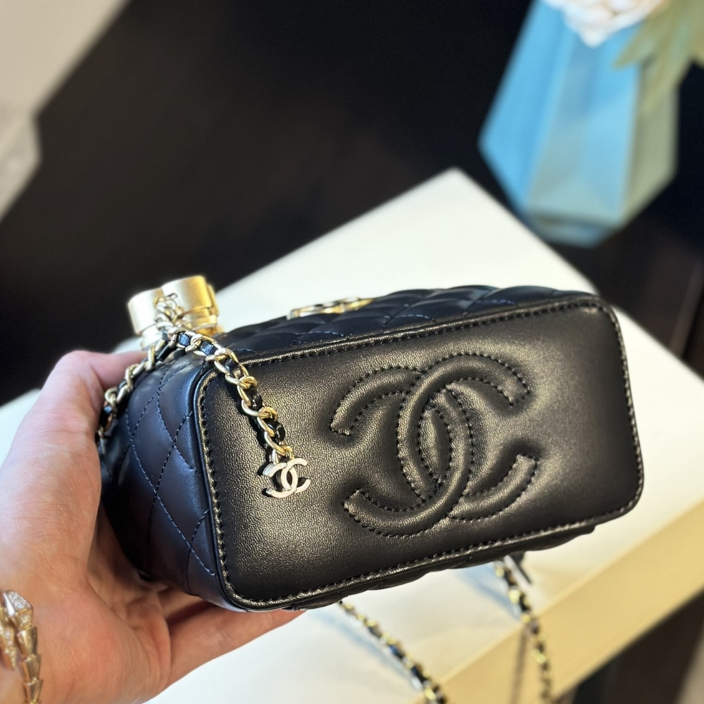 CC CLUTCH WITH CHAIN LAMBSKIN BLACK 16CM AP4046 B17687 94305