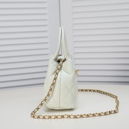 CC CLUTCH WITH CHAIN BAG WHITE 19CM AP3435 B14269 10601