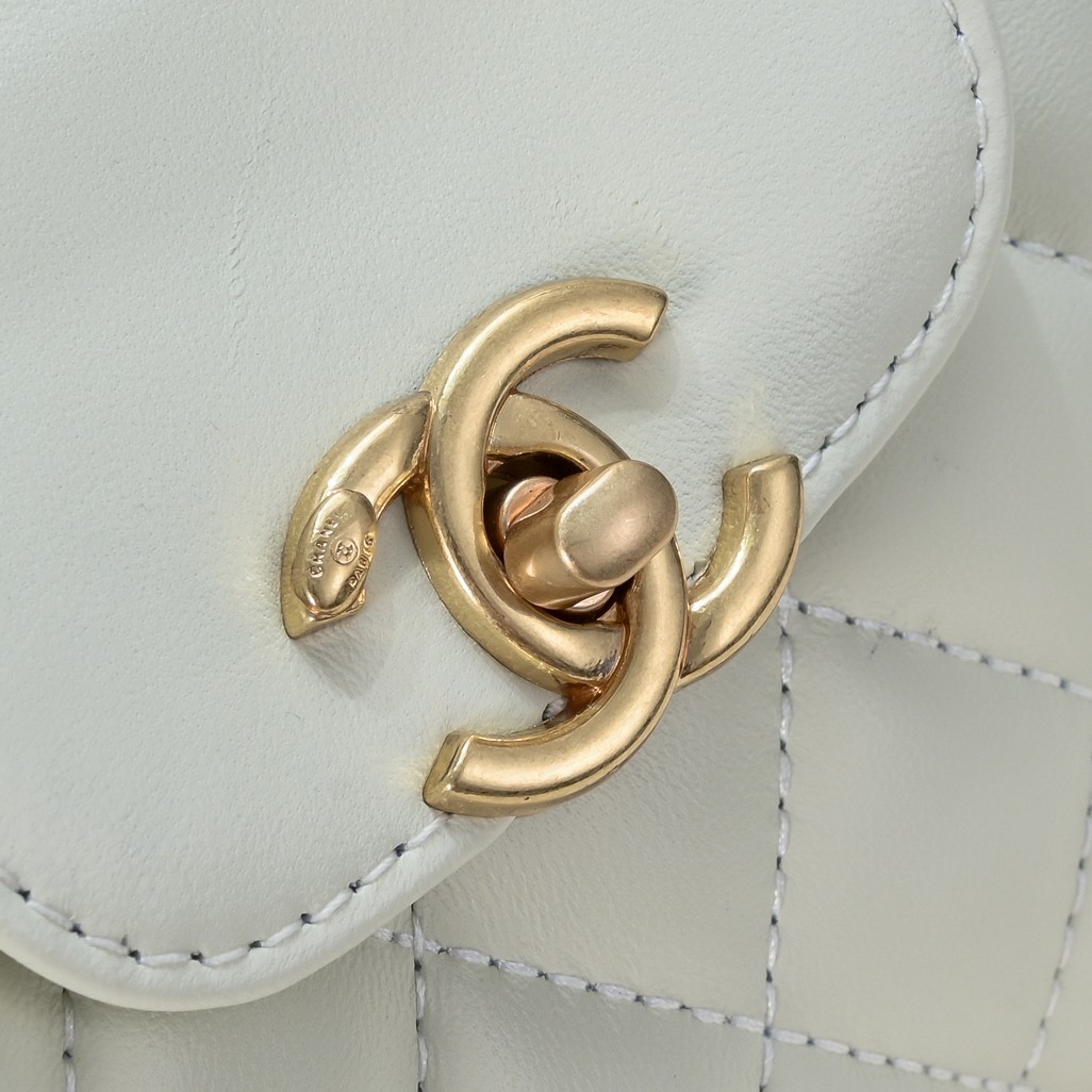 CC CLUTCH WITH CHAIN BAG WHITE 19CM AP3435 B14269 10601