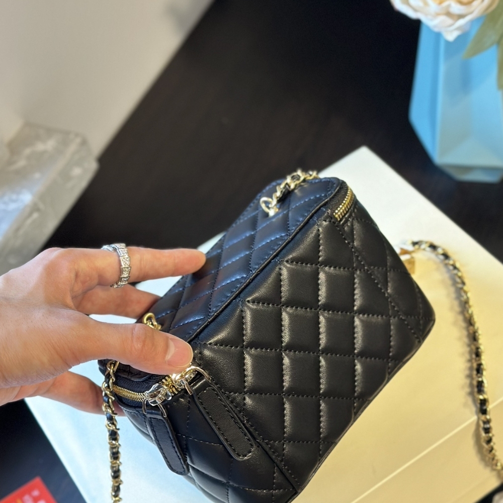 CC CLUTCH WITH CHAIN LAMBSKIN BLACK 16CM AP4046 B17687 94305