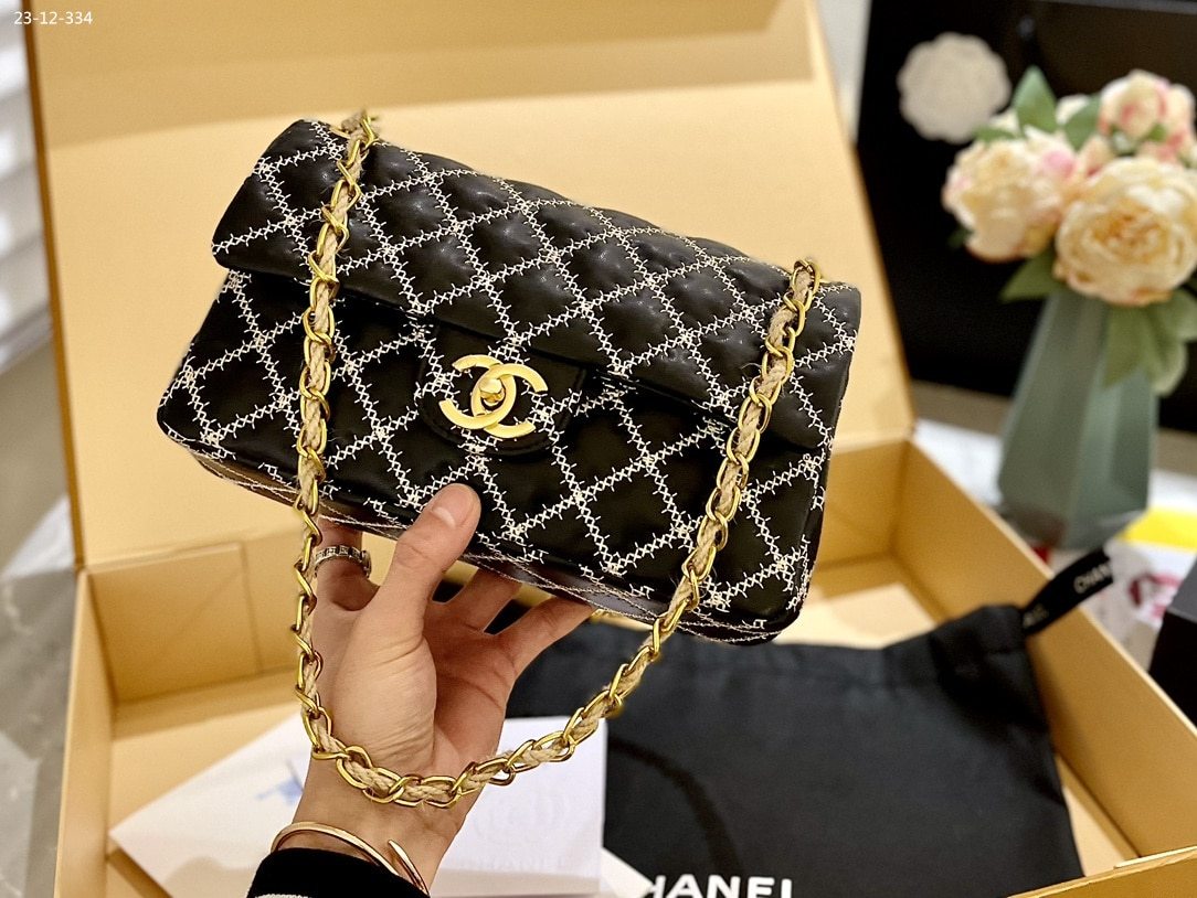 CC SATIN FLAP SHOULDER BAG WITH NATURAL HEMP DIAMOND STITCHING BLACK 25CM