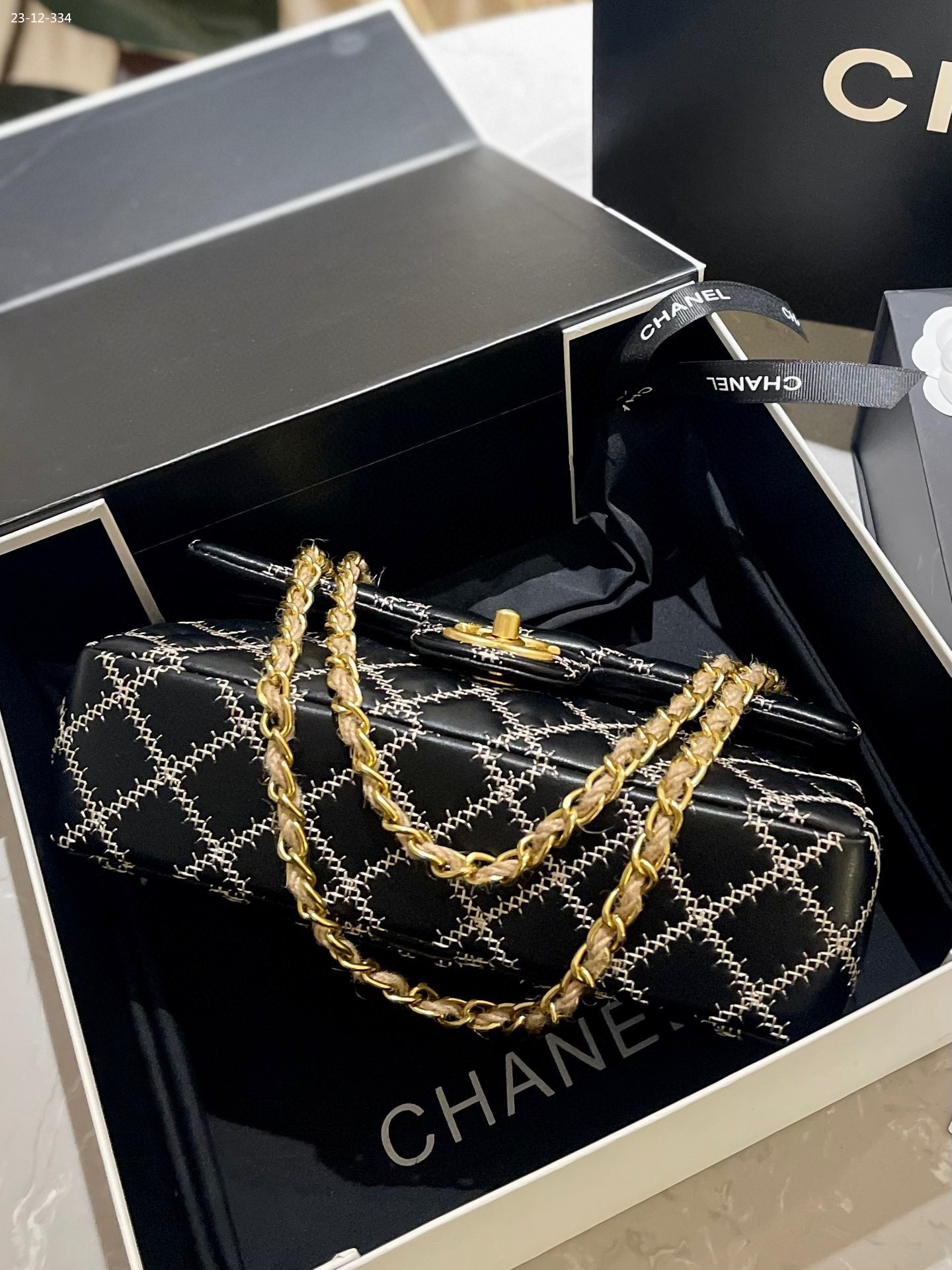 CC SATIN FLAP SHOULDER BAG WITH NATURAL HEMP DIAMOND STITCHING BLACK 25CM