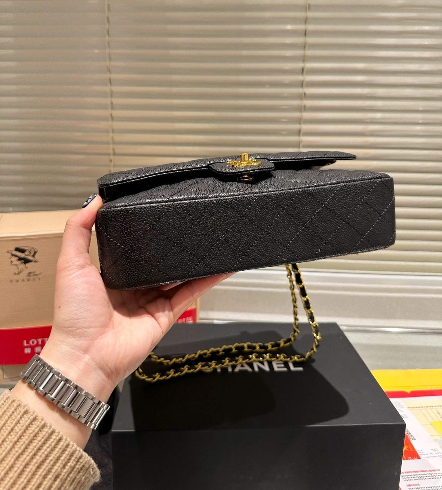 CC MEDIUM CLASSIC FLAP BAG GOLD HARDWARE BLACK 26CM A01113