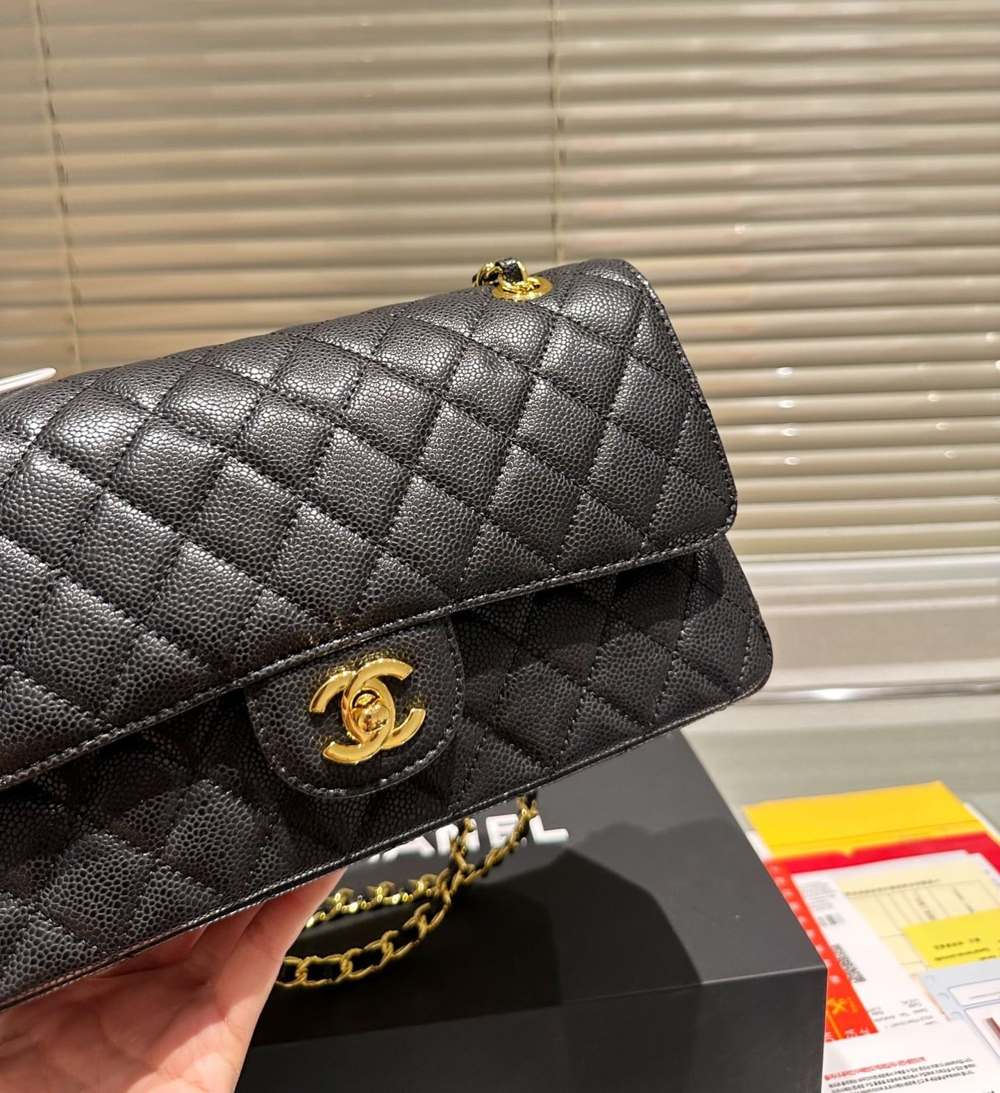 CC MEDIUM CLASSIC FLAP BAG GOLD HARDWARE BLACK 26CM A01113