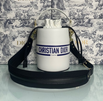 DOR SMALL DOR VIBE BUCKET BAG WHITE 18CM