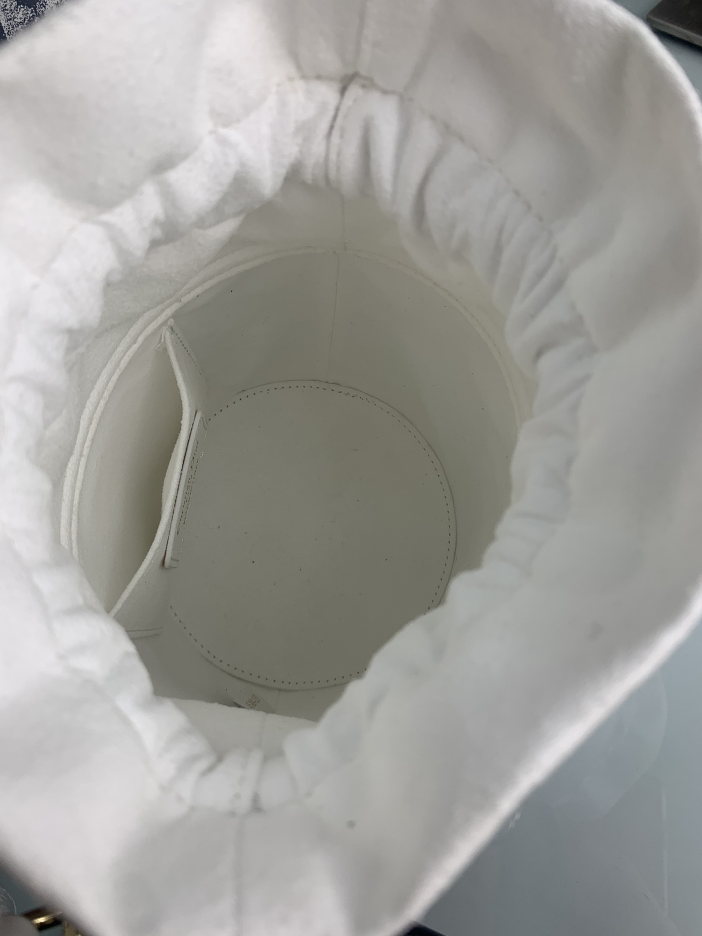 DOR SMALL DOR VIBE BUCKET BAG WHITE 18CM