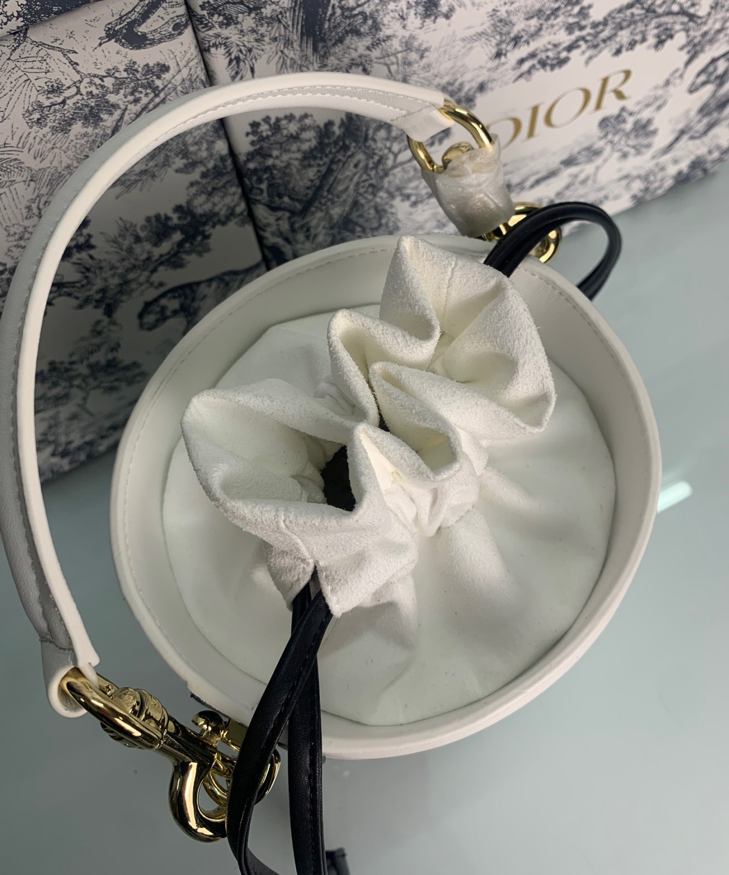 DOR SMALL DOR VIBE BUCKET BAG WHITE 18CM