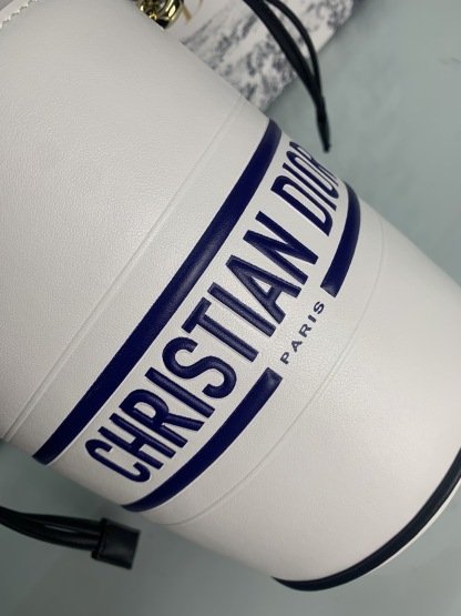 DOR SMALL DOR VIBE BUCKET BAG WHITE 18CM