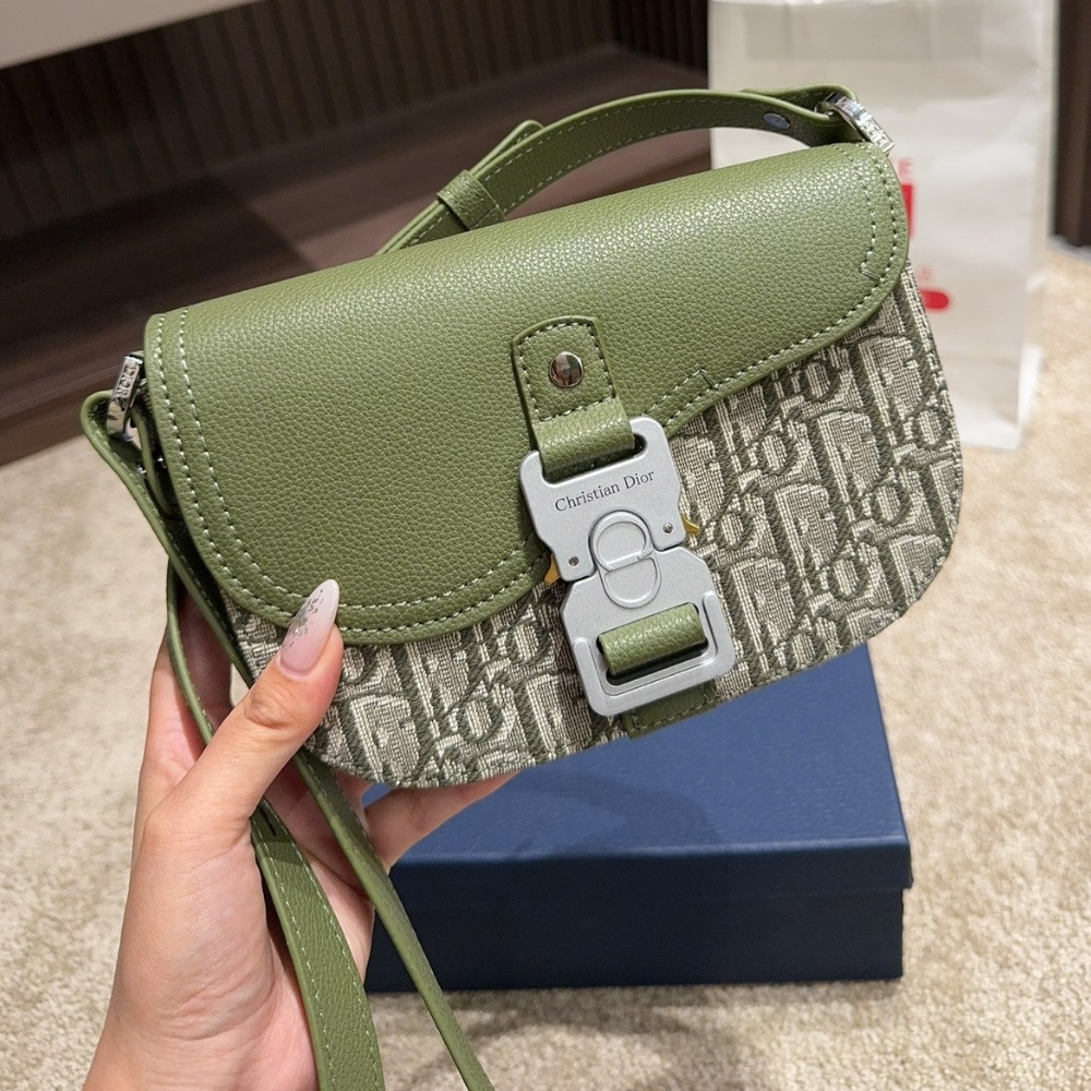 DOR SMALL SADDLE MESSENGER BAG WITH FLAP KHAKI GRAINED CALFSKIN 19CM 1ADPO049YKS H57E