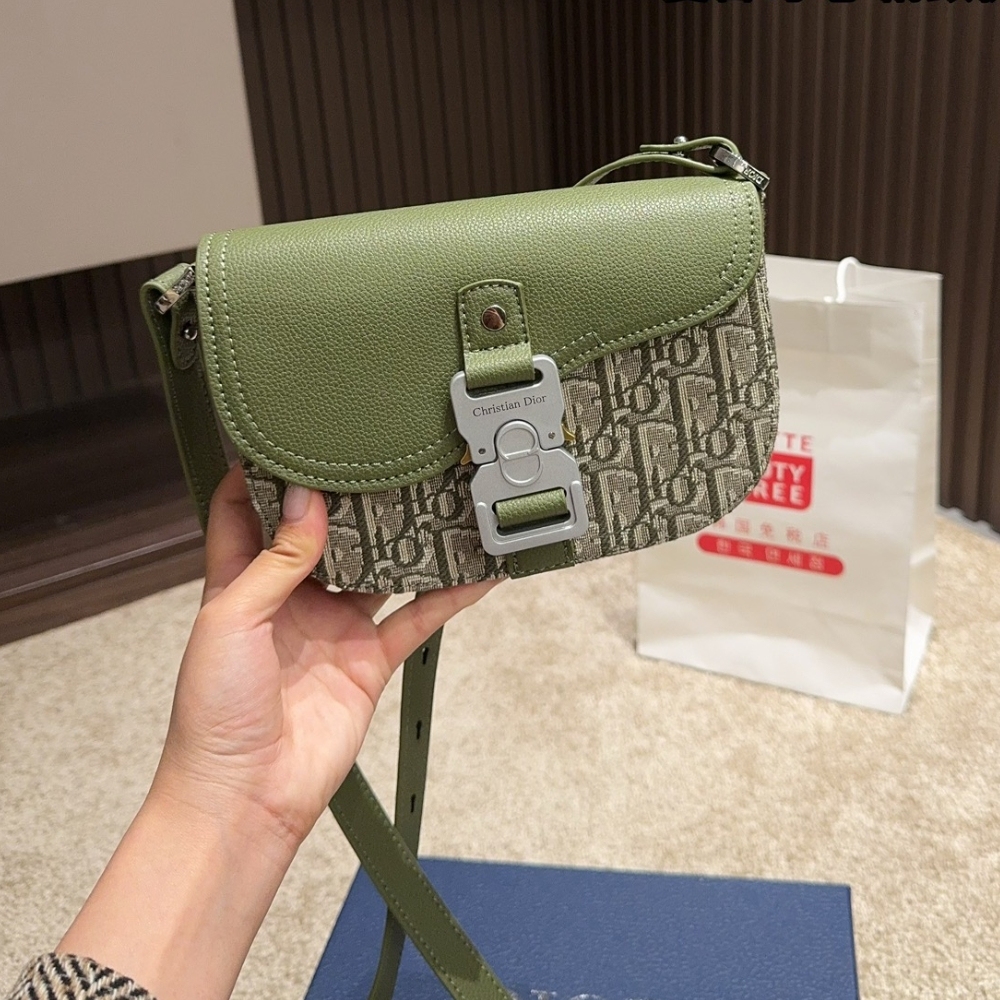 DOR SMALL SADDLE MESSENGER BAG WITH FLAP KHAKI GRAINED CALFSKIN 19CM 1ADPO049YKS H57E