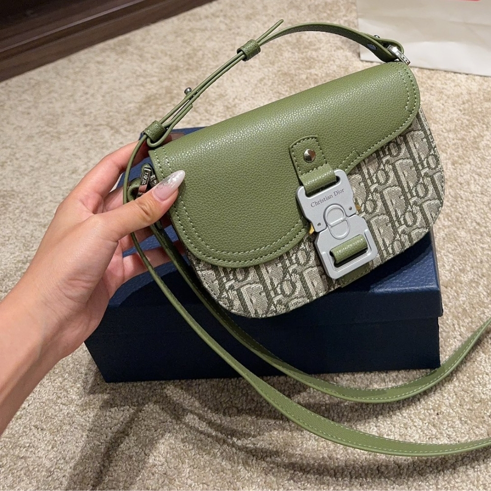 DOR SMALL SADDLE MESSENGER BAG WITH FLAP KHAKI GRAINED CALFSKIN 19CM 1ADPO049YKS H57E