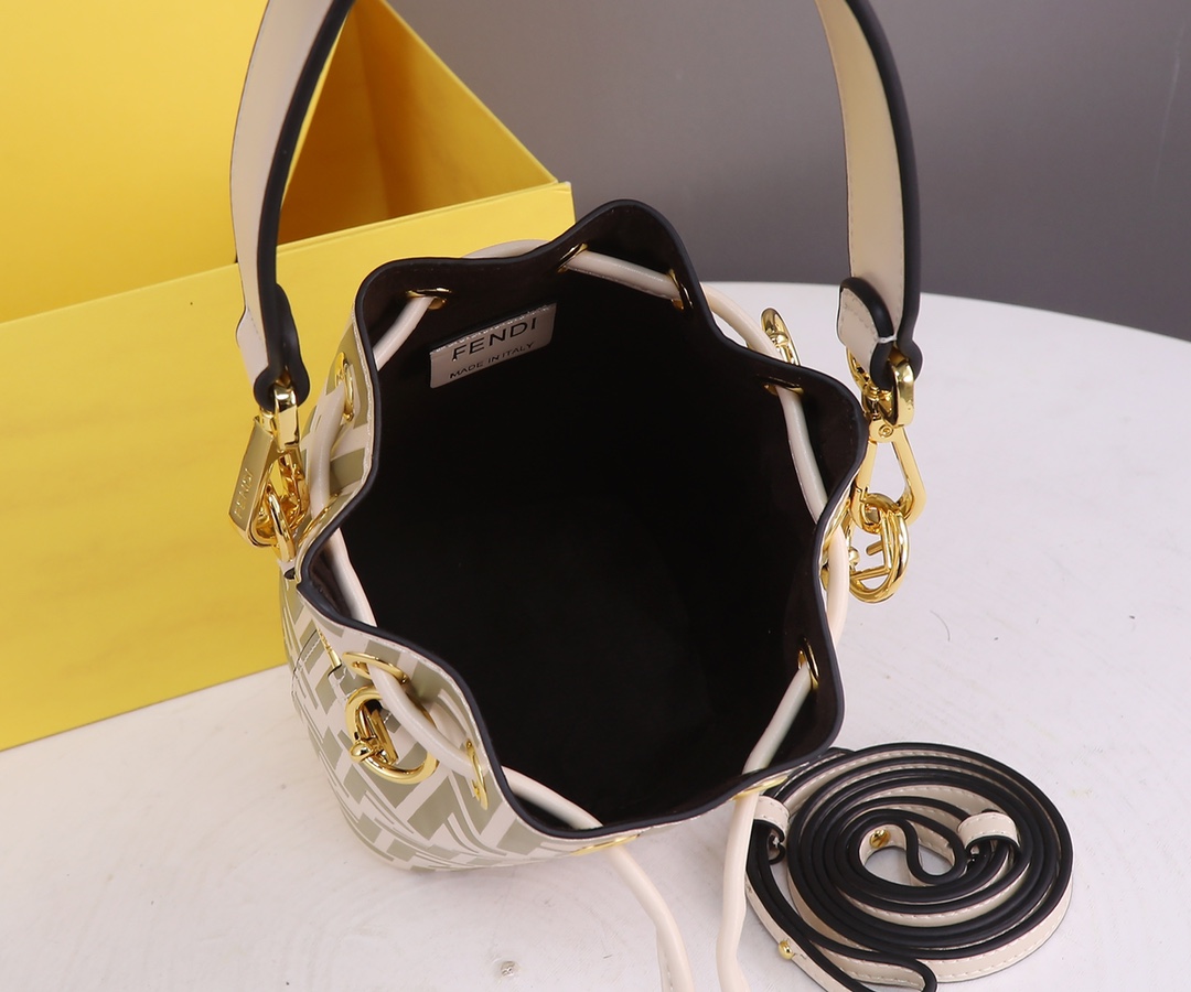 FD SMALL MON TRESOR BUCKET BAG IN CREAM FF 18CM 8BS010A659F13VK