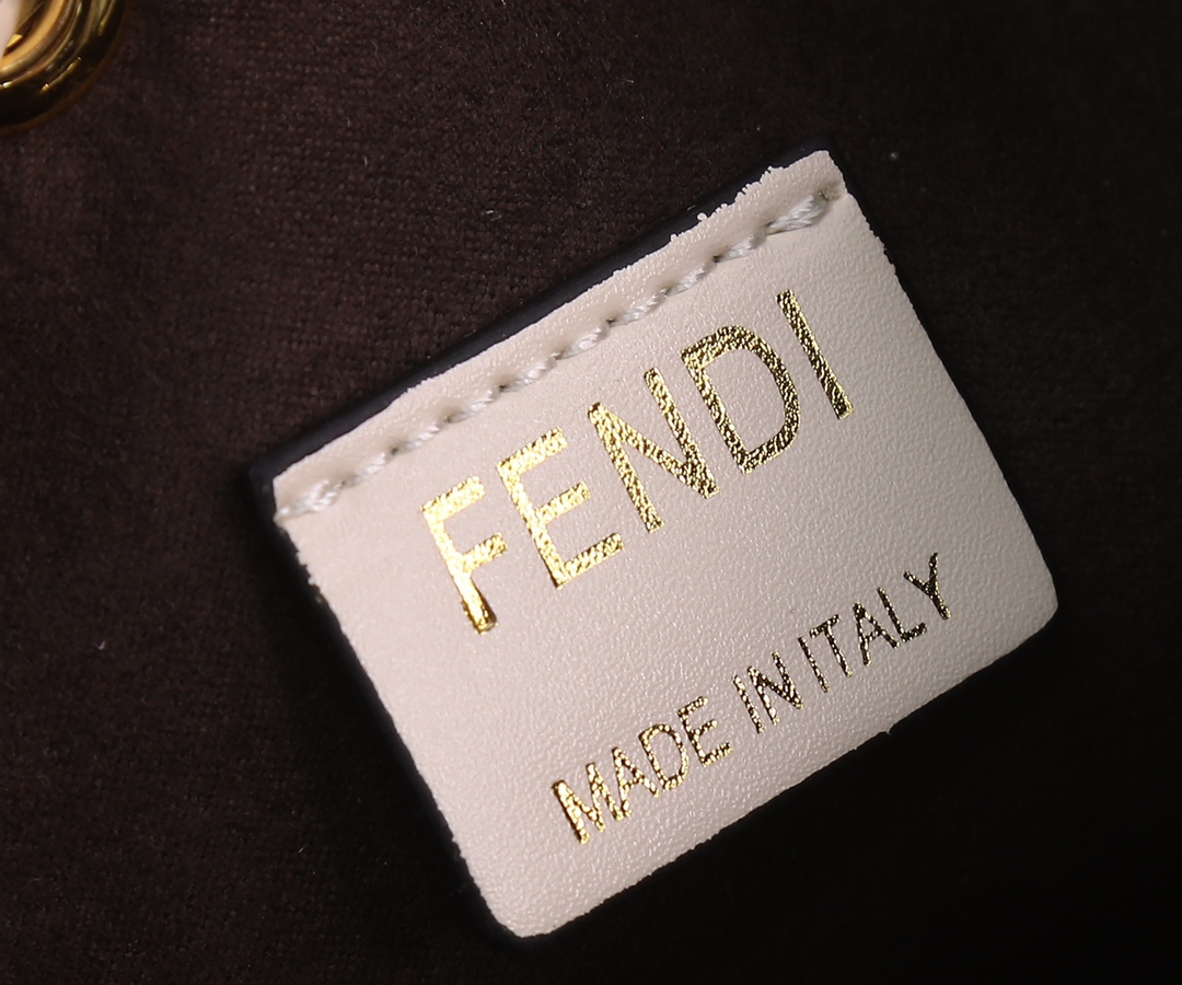 FD SMALL MON TRESOR BUCKET BAG IN CREAM FF 18CM 8BS010A659F13VK