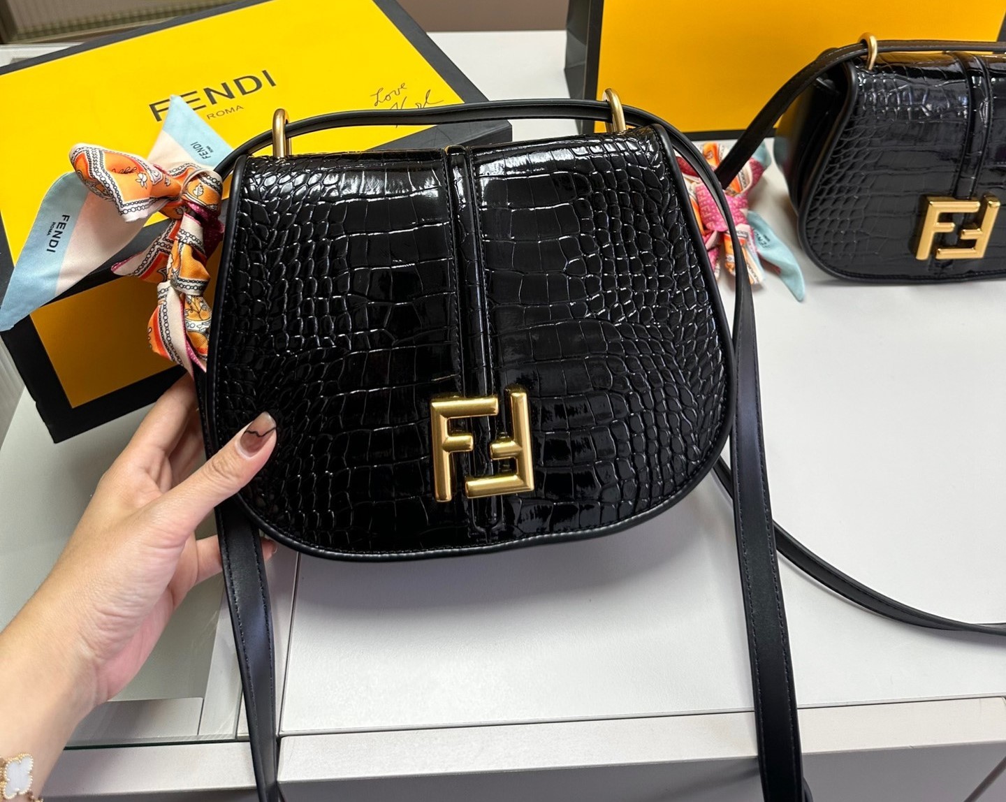 FD C’MON MEDIUM CROCODILE AND LEATHER BAG BLACK 25CM 8BT366AQ18F04TX