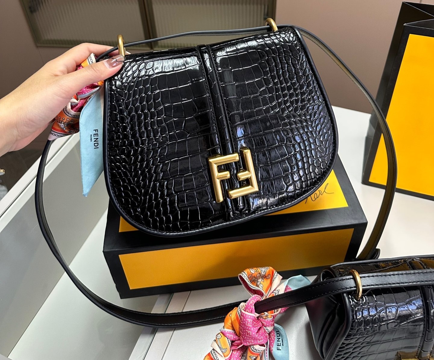 FD C’MON MEDIUM CROCODILE AND LEATHER BAG BLACK 25CM 8BT366AQ18F04TX