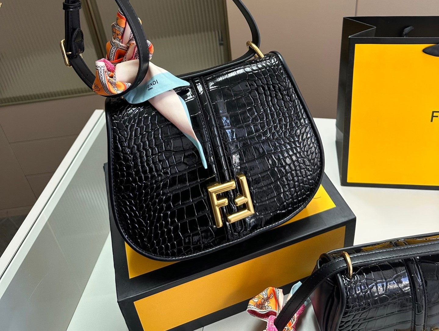 FD C’MON MEDIUM CROCODILE AND LEATHER BAG BLACK 25CM 8BT366AQ18F04TX