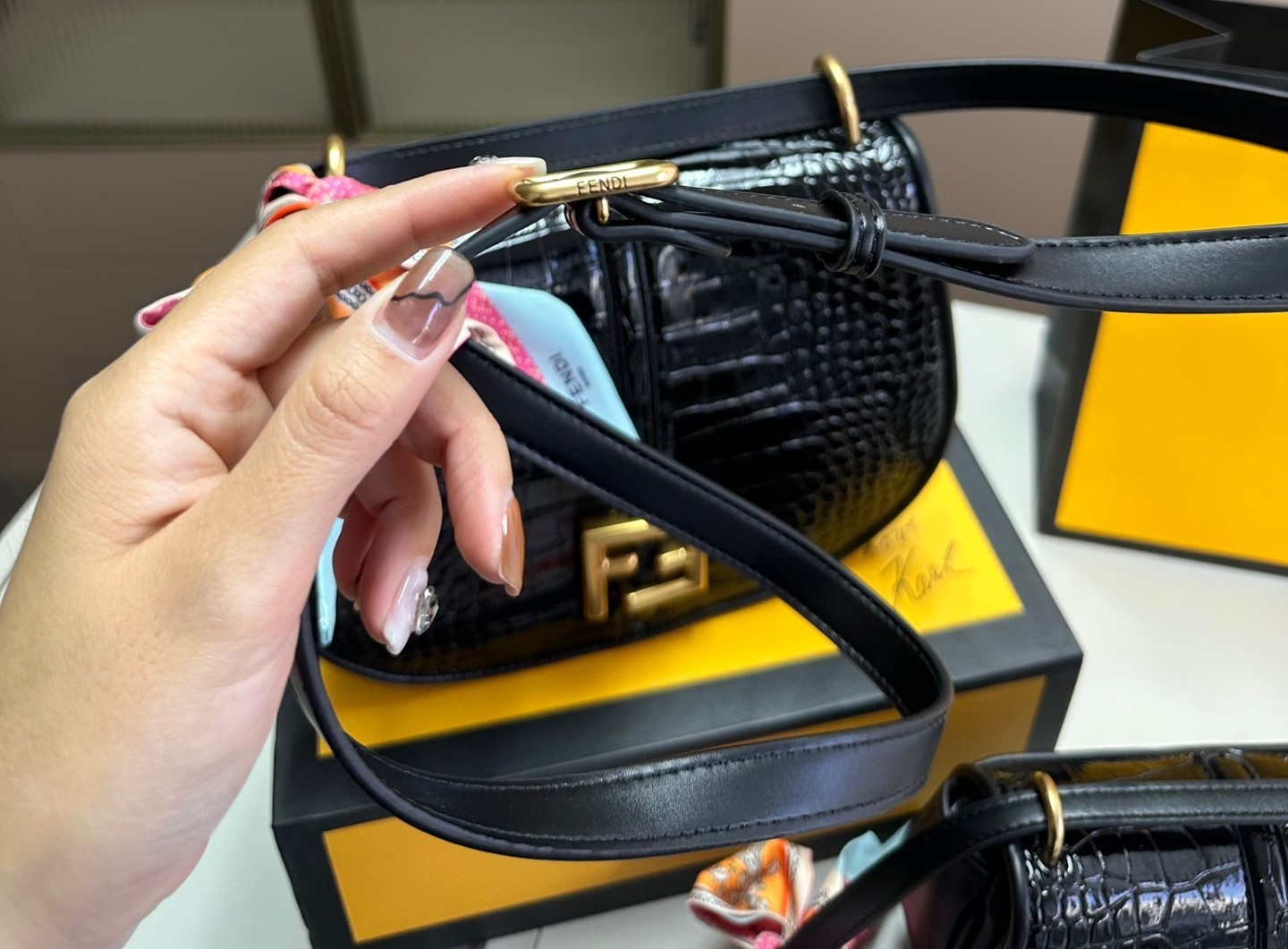 FD C’MON MEDIUM CROCODILE AND LEATHER BAG BLACK 25CM 8BT366AQ18F04TX