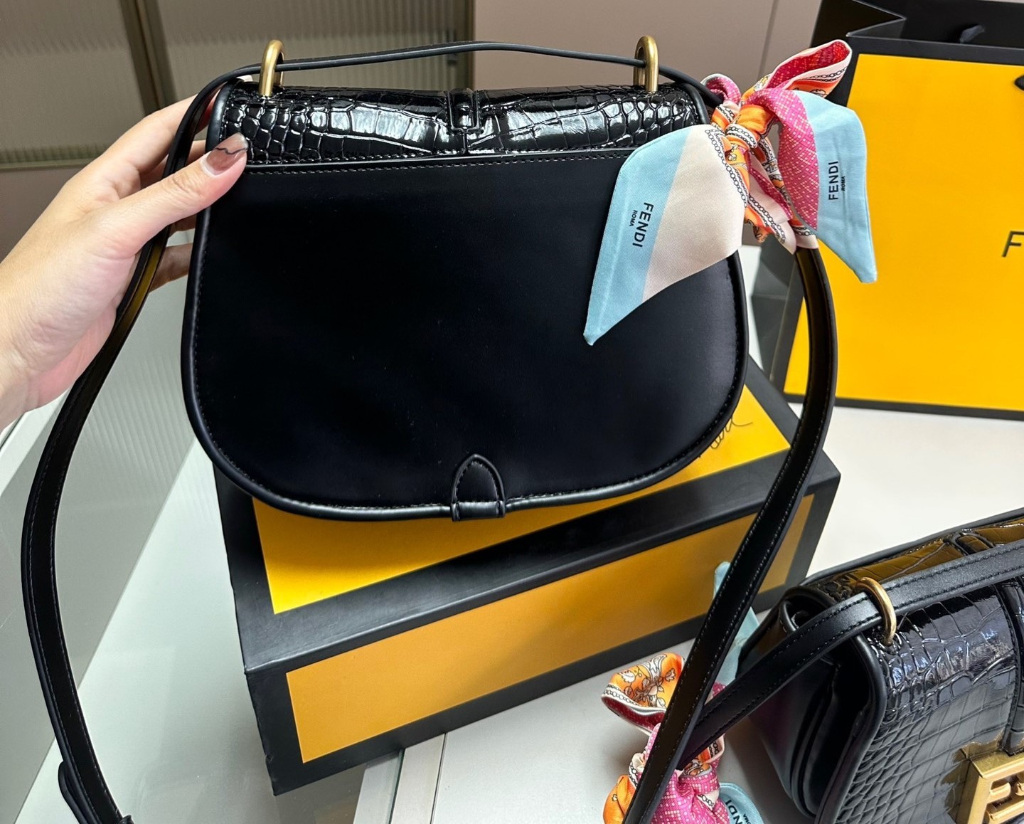 FD C’MON MEDIUM CROCODILE AND LEATHER BAG BLACK 25CM 8BT366AQ18F04TX